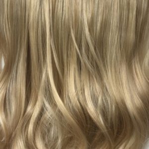Parochňa polovičná – kučeravé vlasy.Zlatá blond